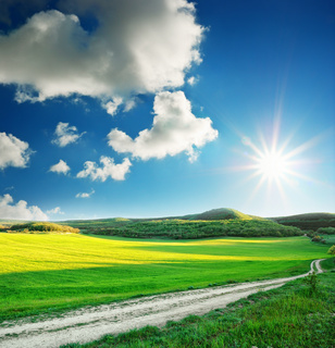 蓝天白云草地春夏风景摄影图片