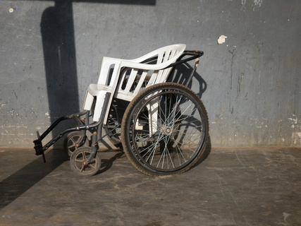 推到台阶前的轮椅特写摄影高清图片