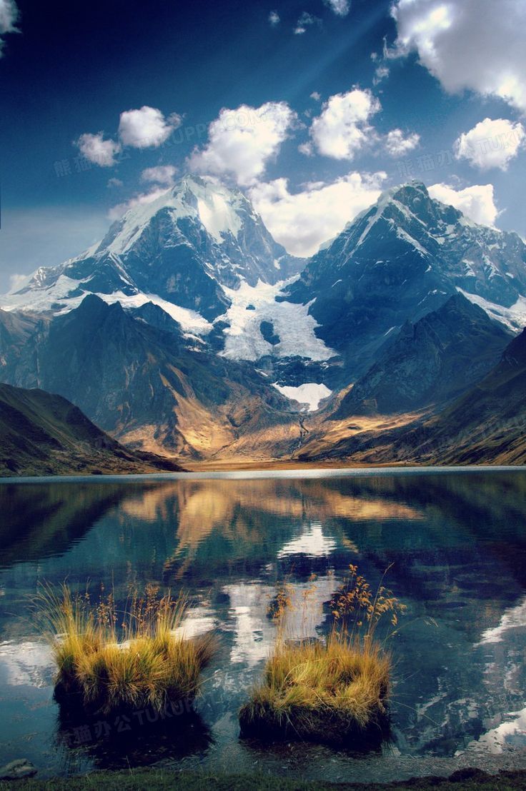 冬日白云雪山场景