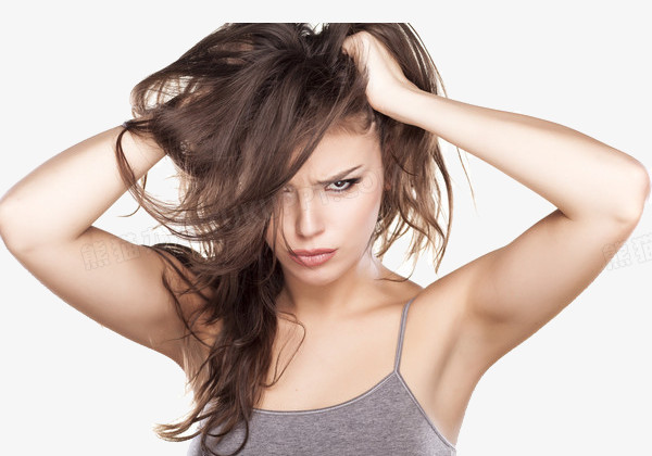 气的抓自己头发的女人