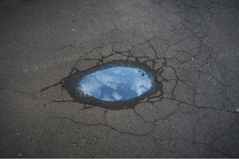 地面上水里的蓝天倒影png图片素材下载_蓝天png_熊猫办公