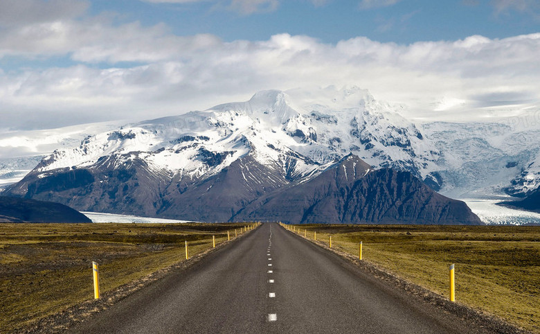 蓝天白云下的雪山公路