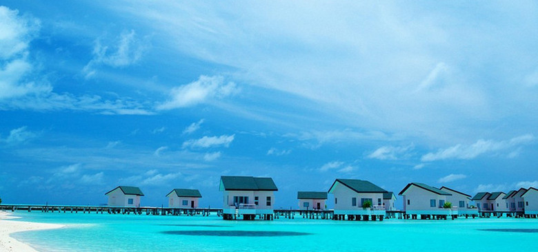 蓝天白云下的房子