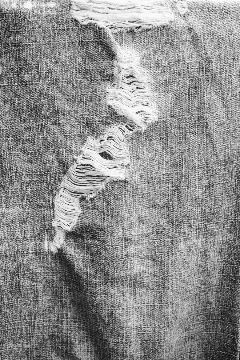 浅灰色破洞牛仔布png图片素材下载_灰色png_熊猫办公