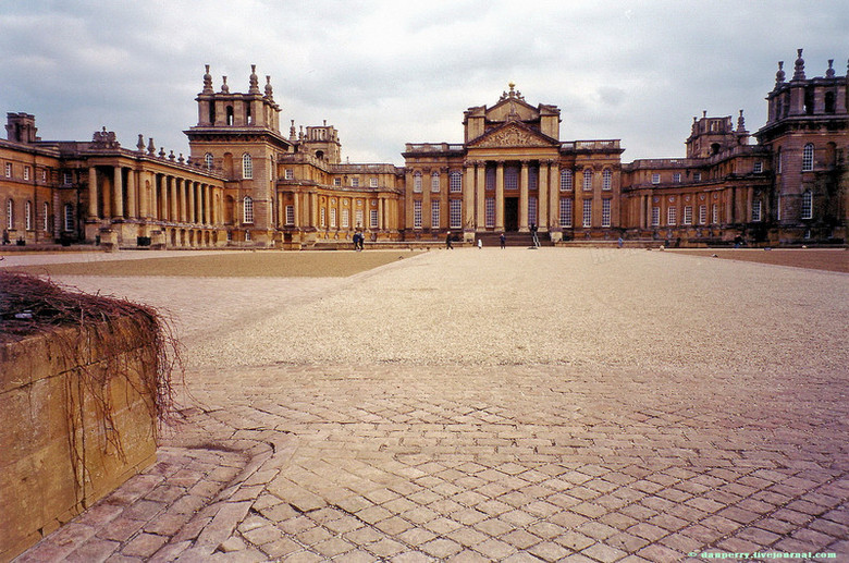 复古欧式城堡广场海报背景