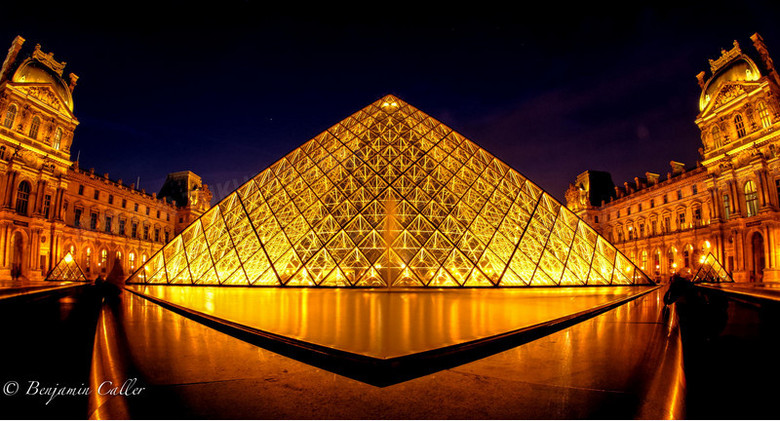 夜晚金碧辉煌卢浮宫
