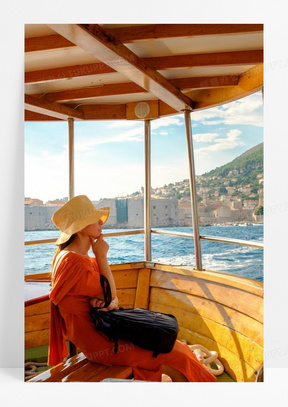 优雅少妇坐船看风景图片