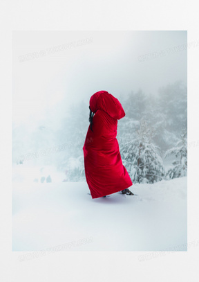 雪地红色披风背影图片