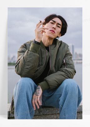 男人抽烟图片忧伤_寂寞孤独男人抽烟图片大全_熊猫办公