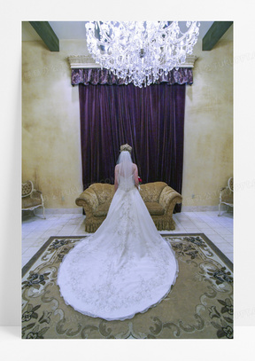 拖地白色婚纱美女背影图片