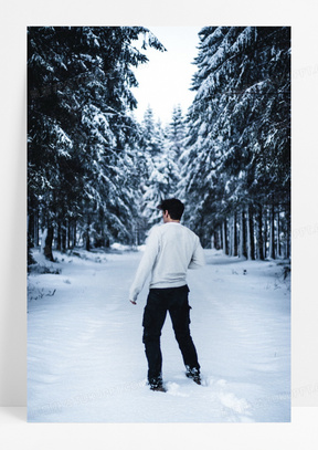 冬季雪地男人背影图片