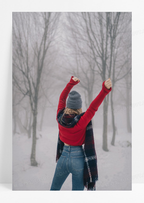 雪景长发美女背影图片