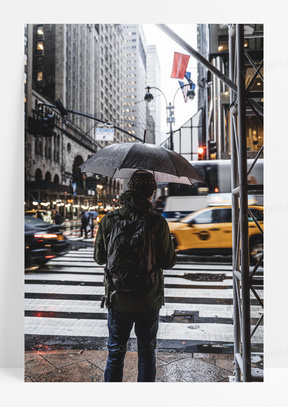 雨中打伞背影图片男人图片