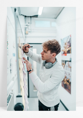 认真工作帅哥侧颜图片