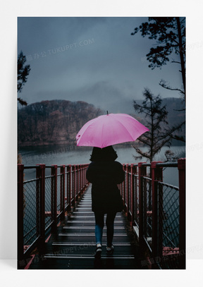美女雨天打伞背影图片