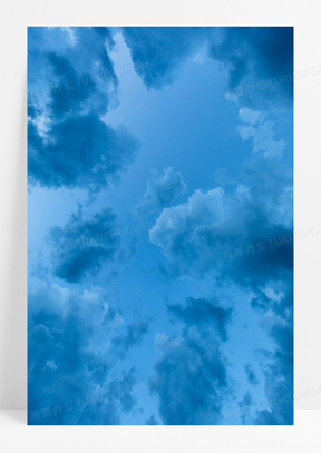 纯蓝色天空云朵背景图片
