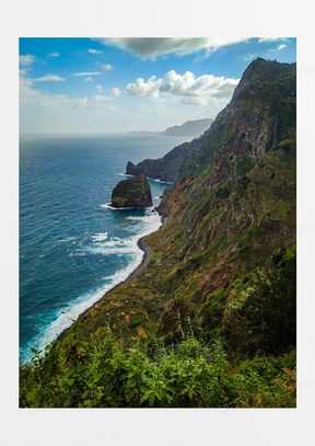 海岸线上的悬崖峭壁摄影图片