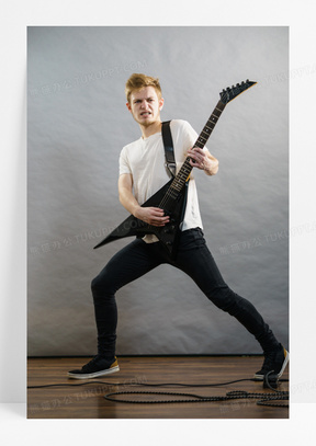 弹吉他的摇滚青年人物摄影高清图片