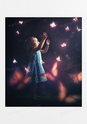 伸手去抓蝴蝶的小女孩摄影高清图片