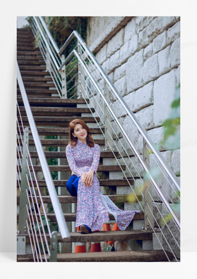 坐在楼梯台阶上的美女摄影高清图片