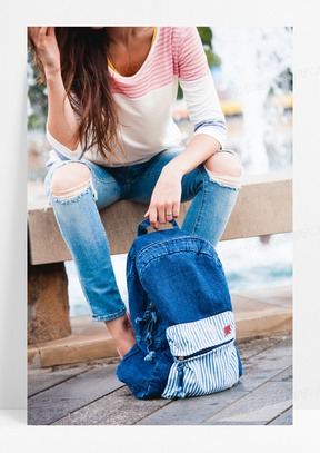 坐下来休息的休闲美女摄影高清图片