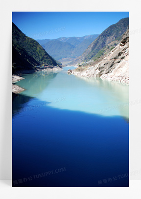 大山与波澜不惊的江水摄影高清图片