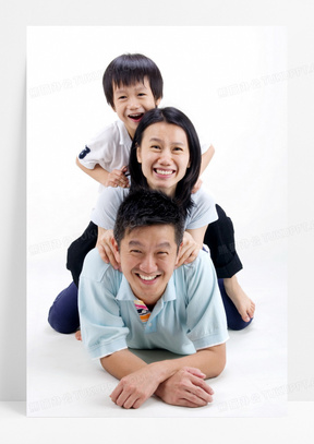 玩叠罗汉的幸福一家人摄影高清图片