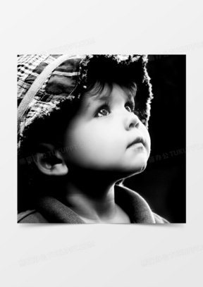 抬头仰望的小男孩黑白摄影高清图片