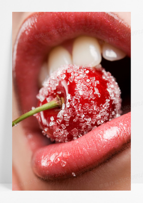 嘴含樱桃的美女口型特写高清摄影图片
