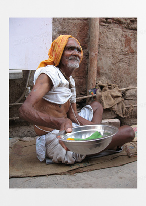 街头乞讨的印度老人