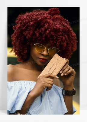 泡面头短卷发图片