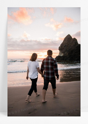 情侣手牵手散步背影图片