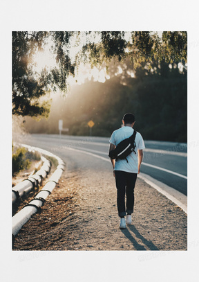 男人背包远行背影图片