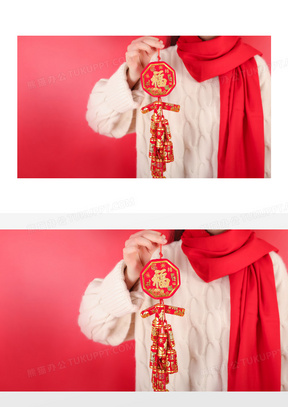 女性手持新年鞭炮挂件