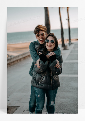 背后抱情侣图片