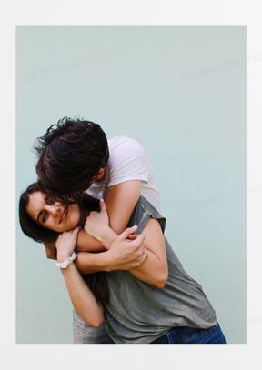 恩爱情侣拥抱图片