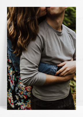 情侣背后抱接吻图片