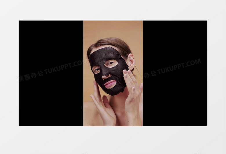 美女把脸上敷好的黑面膜揭开实拍视频素材