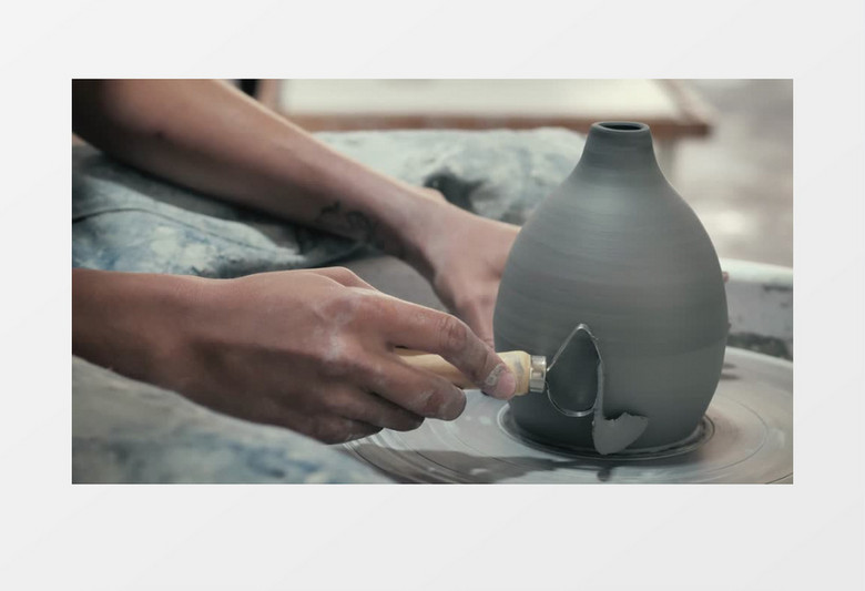 陶瓷艺术家使用粘土塑形环实拍视频素材