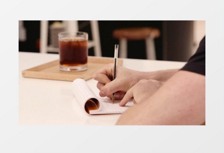 在咖啡馆写笔记实拍视频素材