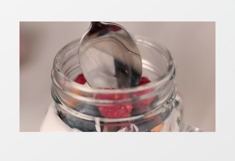 高清特写加浆果的健康酸奶实拍视频素材