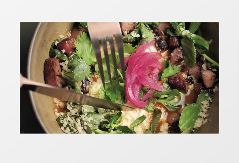 特写拍摄用餐具在餐盘里切开鸡蛋实拍视频素材