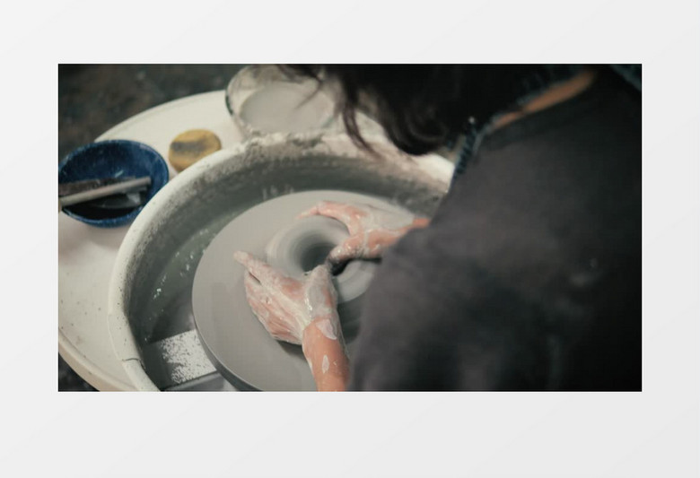 高清拍摄陶艺一个女士正在制作陶瓷实拍视频素材