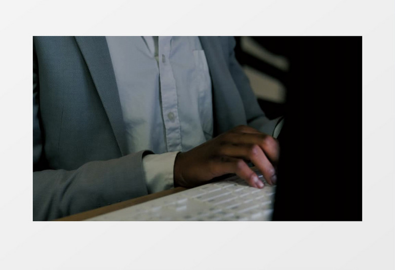 在键盘上打字的人实拍视频素材