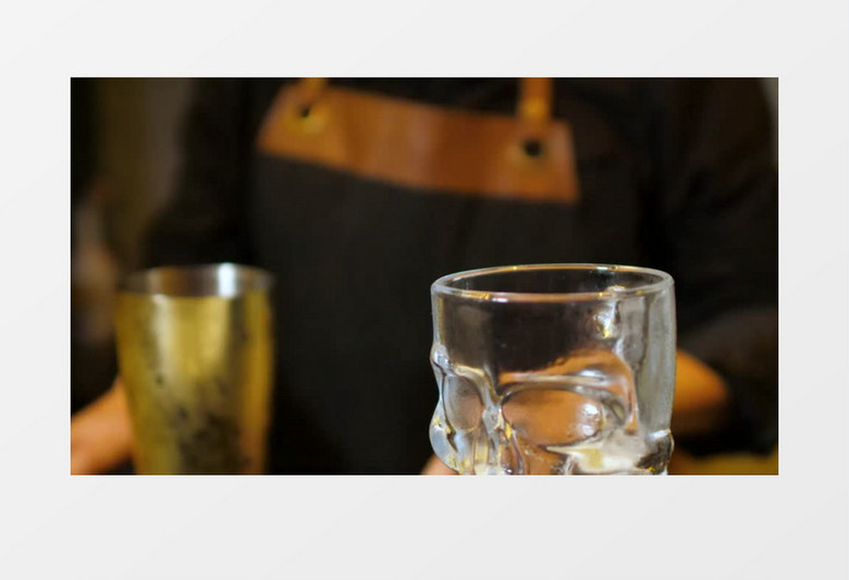 调酒师调粉红色的鸡尾酒实拍视频素材