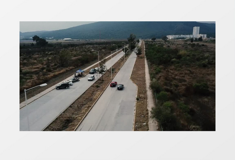 汽车奔向天际线展示实拍视频