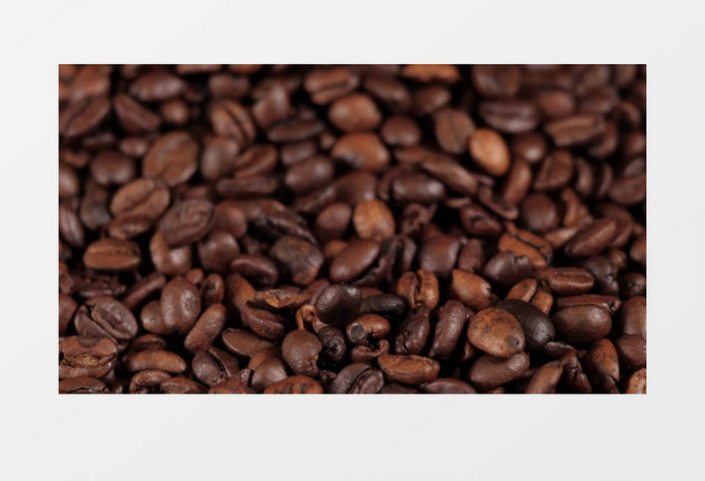 反向拍摄咖啡豆掉落到更多的咖啡豆上实拍视频素材