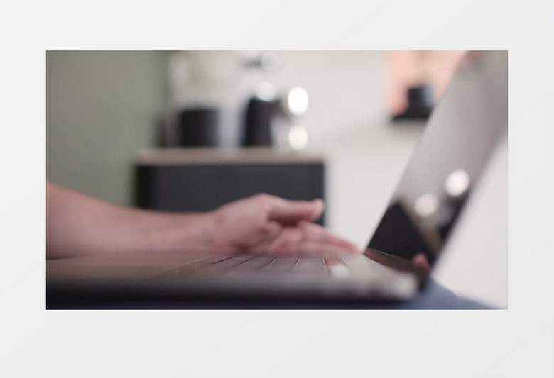 侧面拍摄打开笔记本电脑打字实拍视频素材