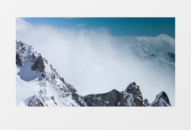白雪覆盖的山顶上的云朵实拍视频素材