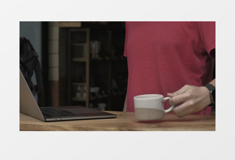 近距离拍摄一个人喝完咖啡用笔记本电脑工作实拍视频素材